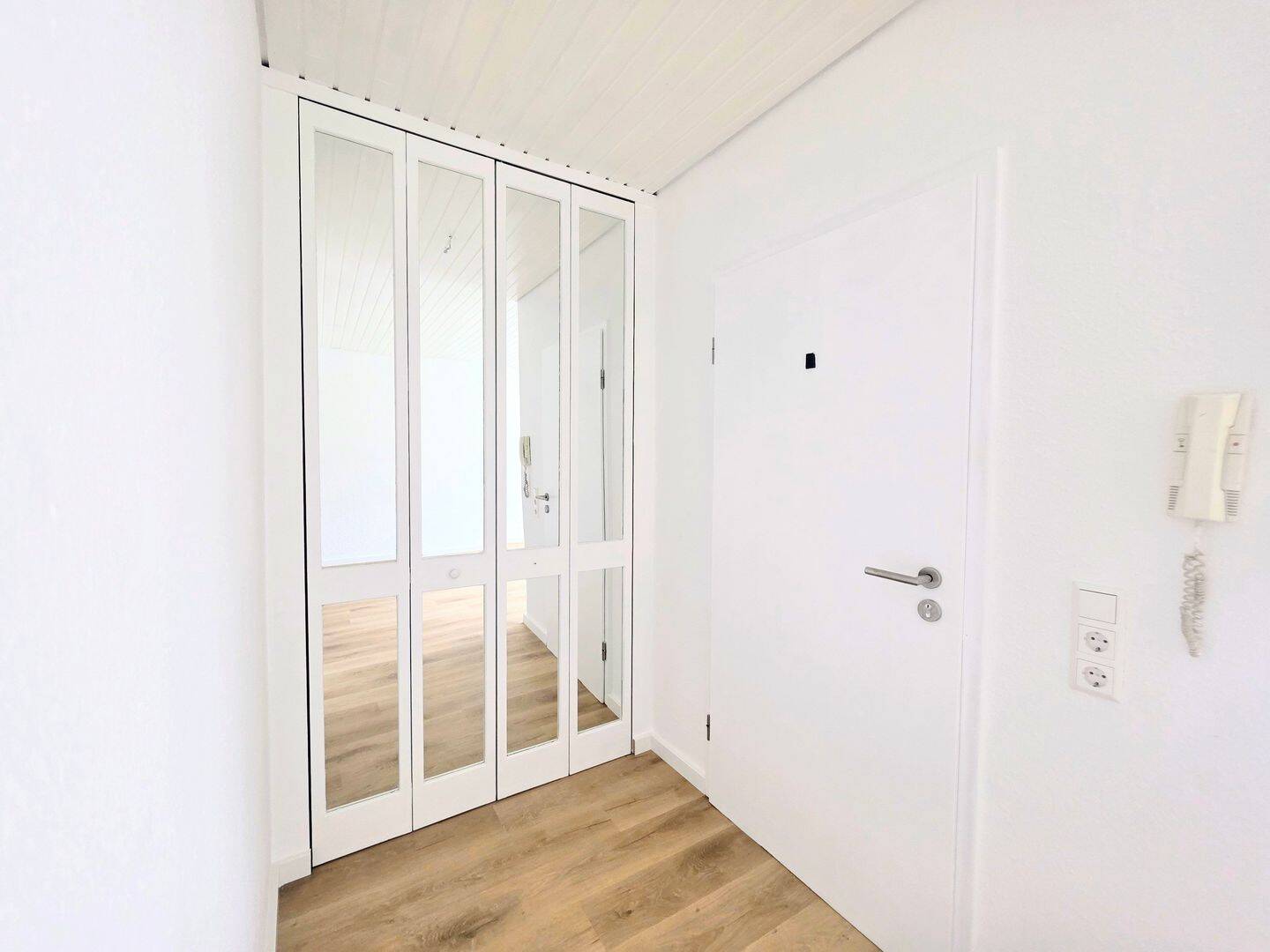Lichtdurchflutete 2-Zimmer Wohnung mit Südbalkon nähe Marienplatz – Stuttgart – Vorschaubild 4