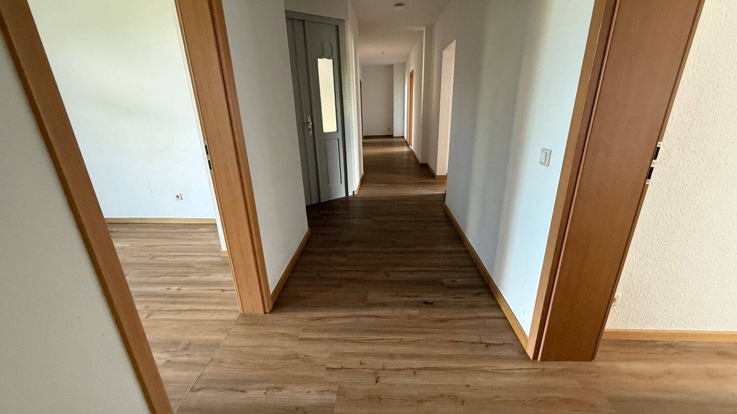 2. OG / Laminat / Wanne+Dusche+Fenster / zwei Balkon u.v.m. – Chemnitz – Vorschaubild 2