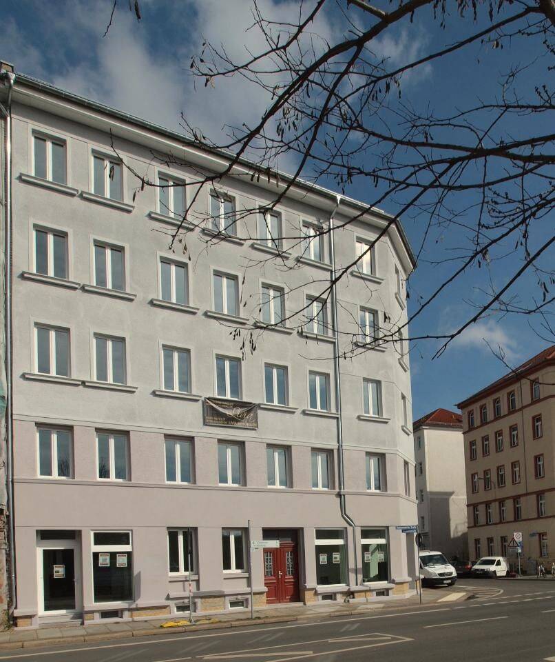 :-) +Ab 01.08.2026 einziehen! 3-Zimmer mit EBK! original Innentüren + Dielenböden + offene Küche mit EBK + hochwertige Ausstattung + gepflegtes MFH+