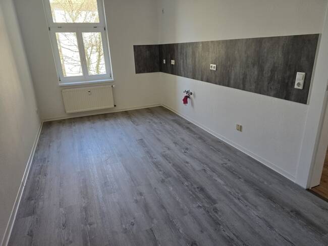 Mockau, frisch renovierte 2 Zimmer-Wohnung, Tageslichtbad mit Wanne im 1. OG, Laminat – Leipzig – Vorschaubild 2
