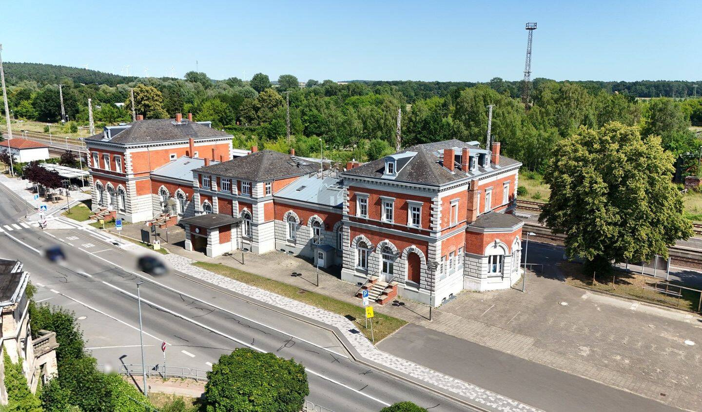 DER BAHNHOF BÜTZOW: WO HISTORISCHE ARCHITEKTUR AUF DIE RENDITE DER ZUKUNFT TRIFFT – Bützow – Vorschaubild 3