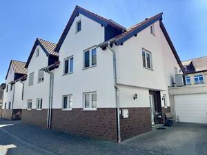 Neuwertiges Familienhaus mit Wohlfühlfaktor - Einbauküche, Wärmepumpe, Kachelofen, Klima & Terrasse