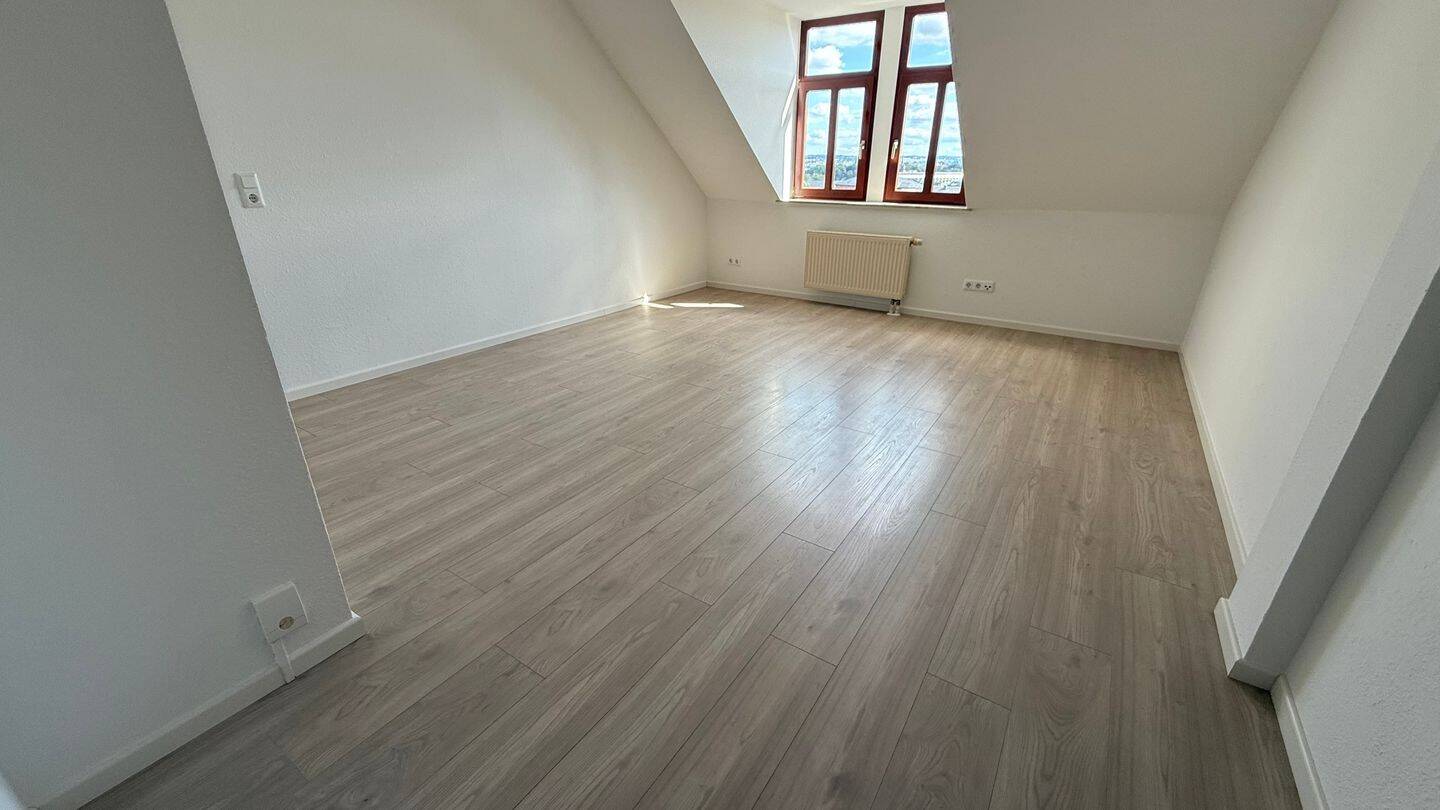 Gemütliche Whg. mit Dachschrägen - NEUES Laminat u.v.m. – Chemnitz – Vorschaubild 2