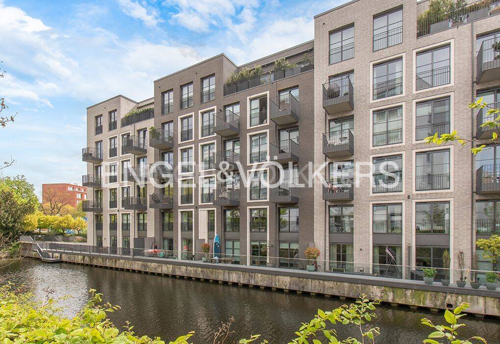 Zwischen Himmel und Wasser: Endetage mit 2 Dachterrassen am Uhlenhorster Kanal