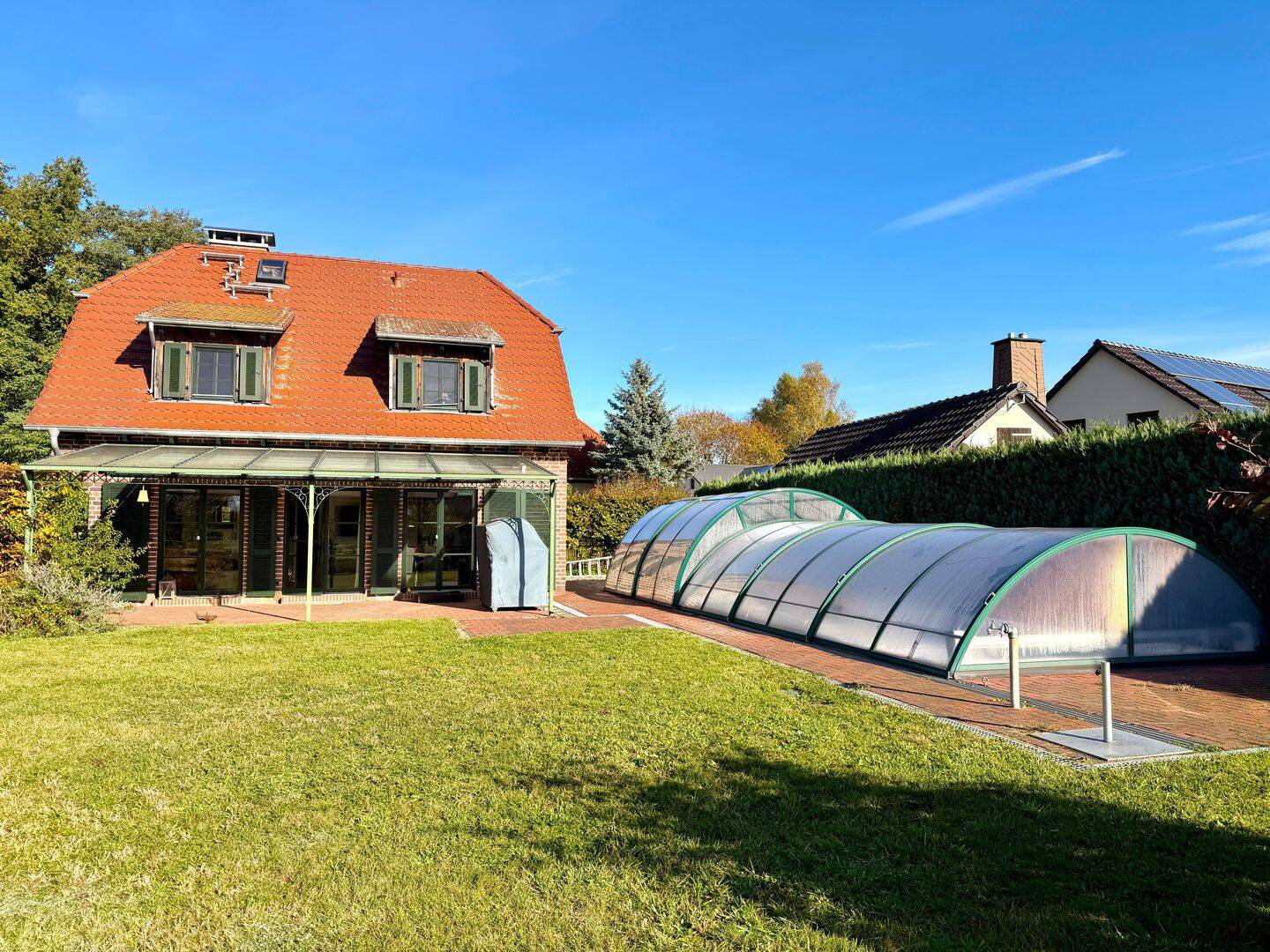 Ihr Rückzugsort im Grünen - Einfamilienhaus mit Einliegerwohnung, Wildkammer und Pool – Userin – Bild 1 von 9