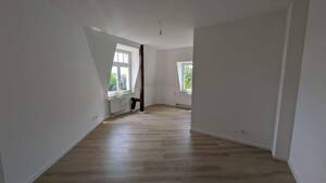 Helle gemütliche Wohnung mit Blick in die begrünte Umgebung