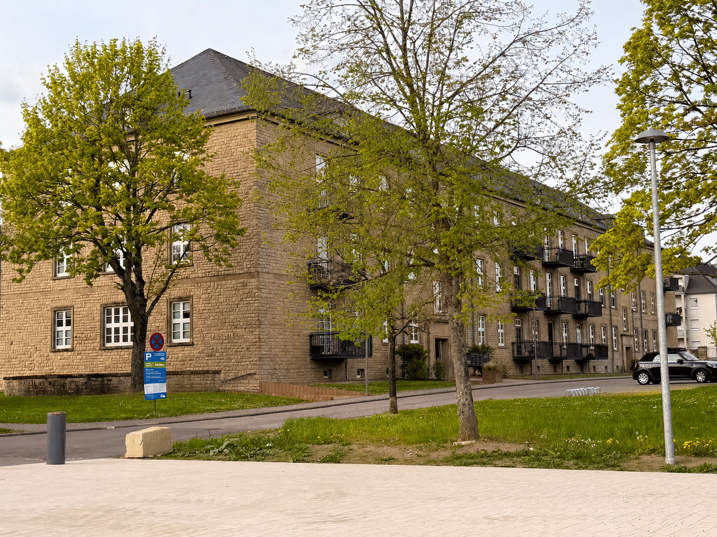 Frei ab sofort / Behindertengerechte 2 - Zimmer-Wohnung im 1. Obergeschoss mit Aufzug / Einbauküche / Balkon