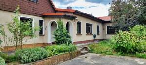 Doppelhaus mit großem Garten, Pool und 6 Wohnräumen