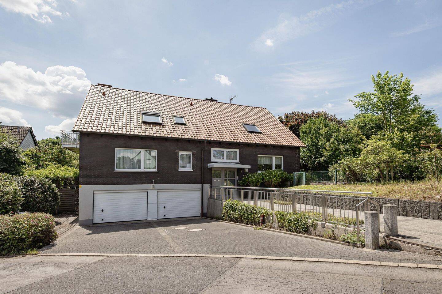 Großzügiges Wohnen in bester Süd-Lage von Dortmund - vielseitiges Ein- bis Dreifamilienhaus mit parkähnlichem Grundstück
