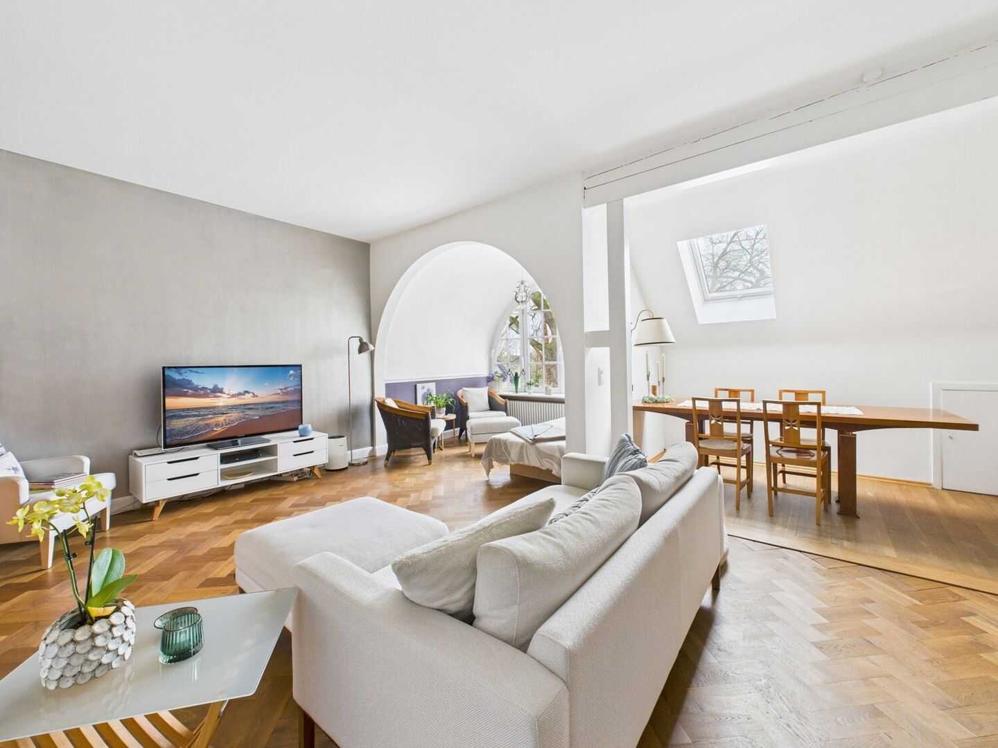 Exklusive Altbauwohnung mit Balkon, Gartenanteil und eigenem Stellplatz