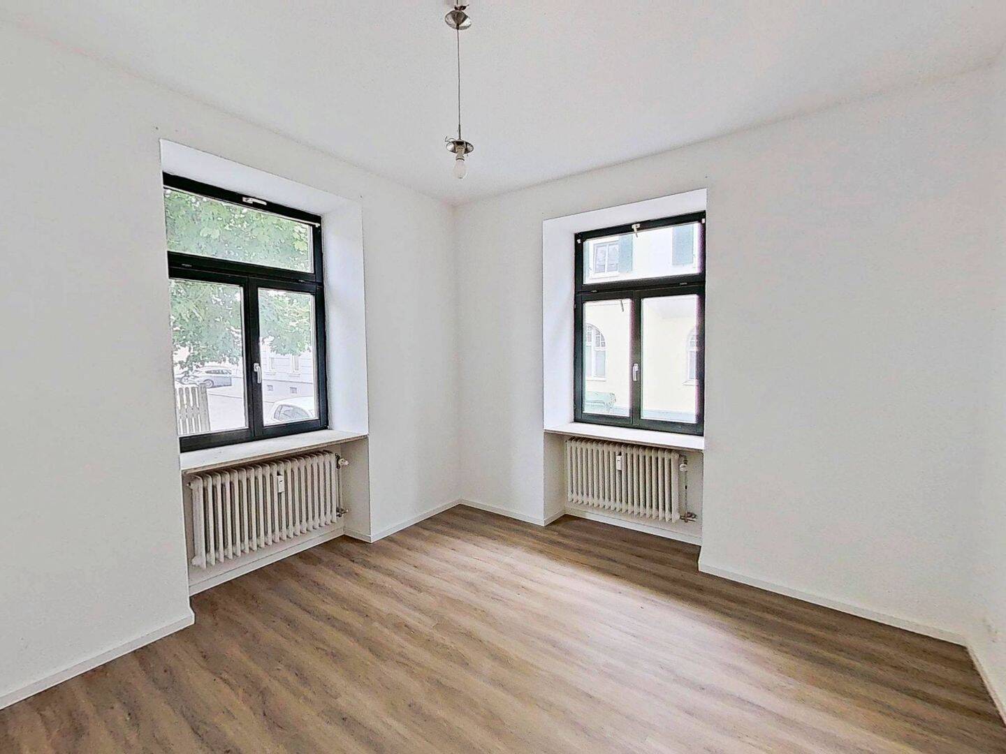 Große und vollständig renovierte 2-Zimmer-Wohnung mit BALKON – Augsburg – Vorschaubild 3