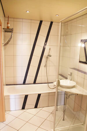 Fürth: Schöne 2 Zimmer-ETW mit Galerie, Balkon und 2 vollwertigen PKW-Stellplätzen – 90763 Fürth – Vorschaubild 7