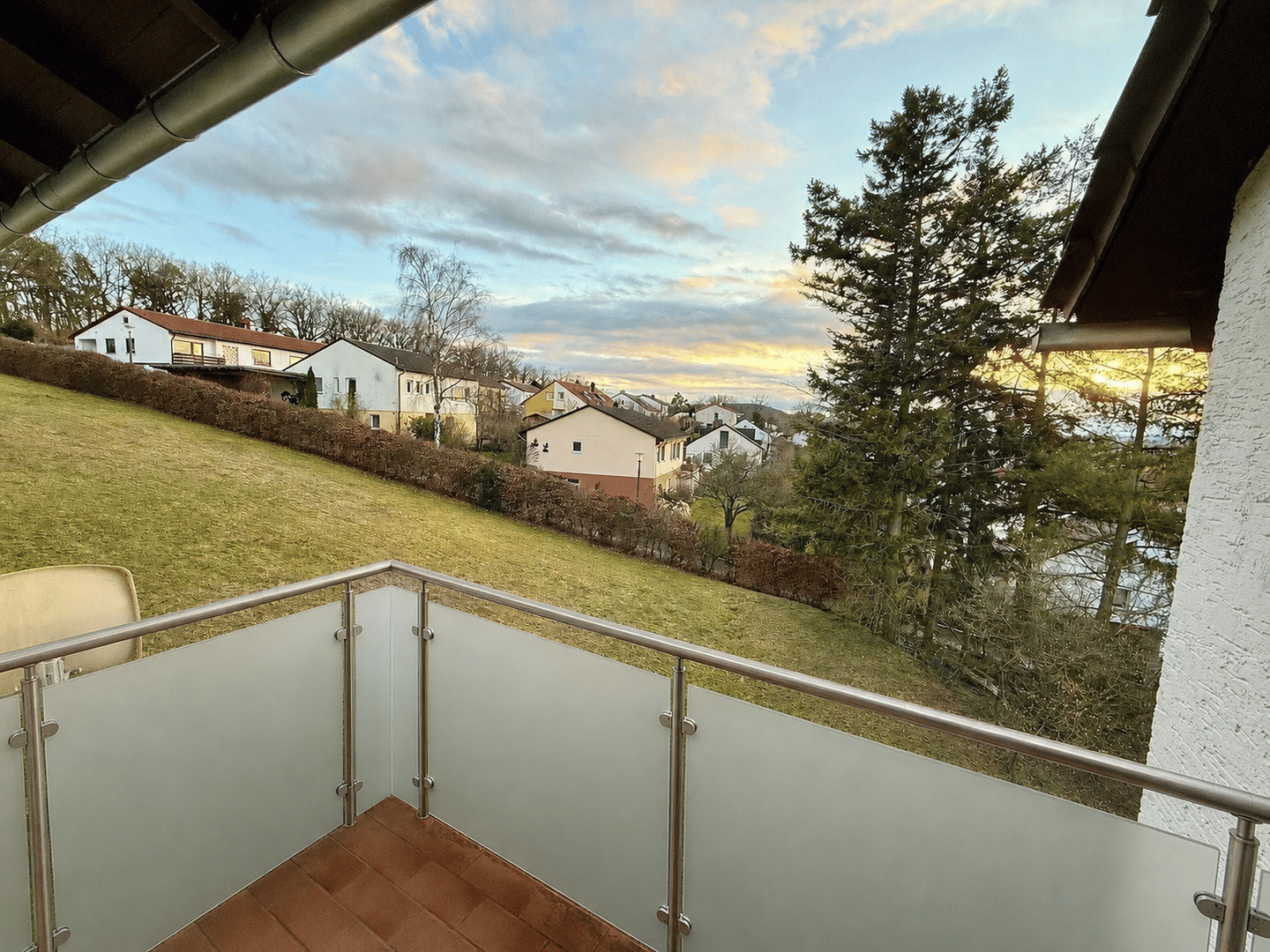 Ohne Provision & sofort bezugsfähig! Schöne 4-Zimmer-Wohnung mit netter Südwestloggia & ca. 86,6 qm im 1.Stock – Dietersheim – Vorschaubild 5