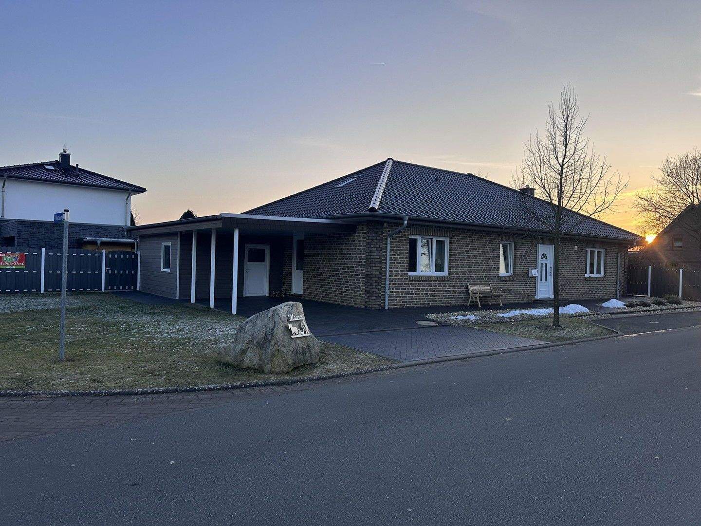 Exklusiver Bungalow aus 2015, Massiv-Bau, auf einem Traumgrundstück in ruhiger Lage Spaden – Schiffdorf – Bild 1 von 9