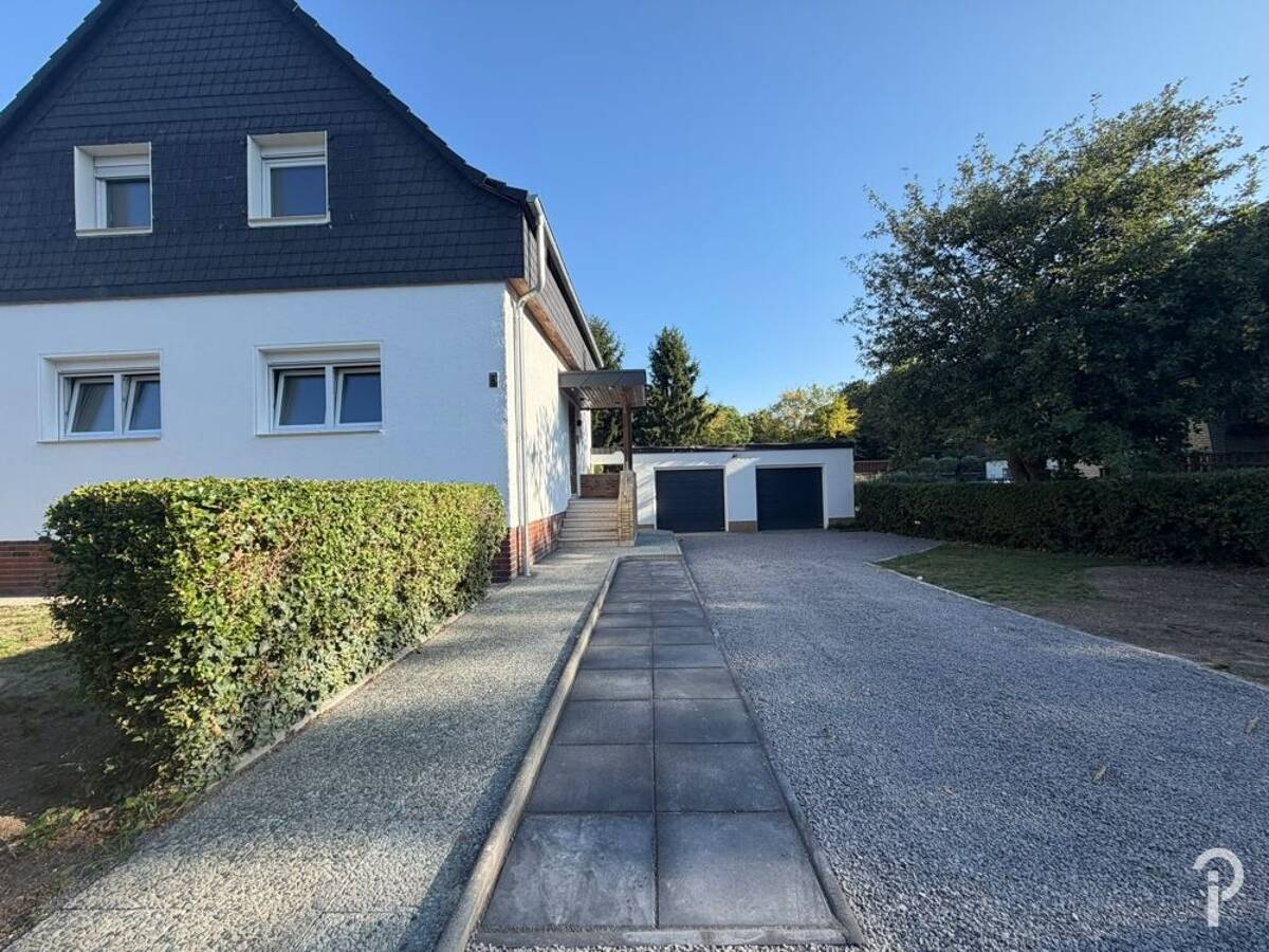 Einfamilienhaus mit 5 Zimmern und 2 Bädern, großem Garten ideal für Familien. Komplett saniert! – 40472 Düsseldorf – Bild 1 von 9