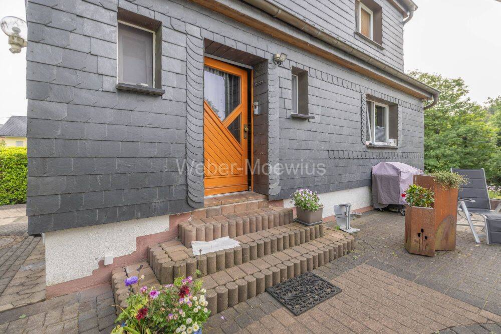 Einfamilienhaus mit separatem Wohnhaus, Poolanlage und zusätzlichem Baugrundstück