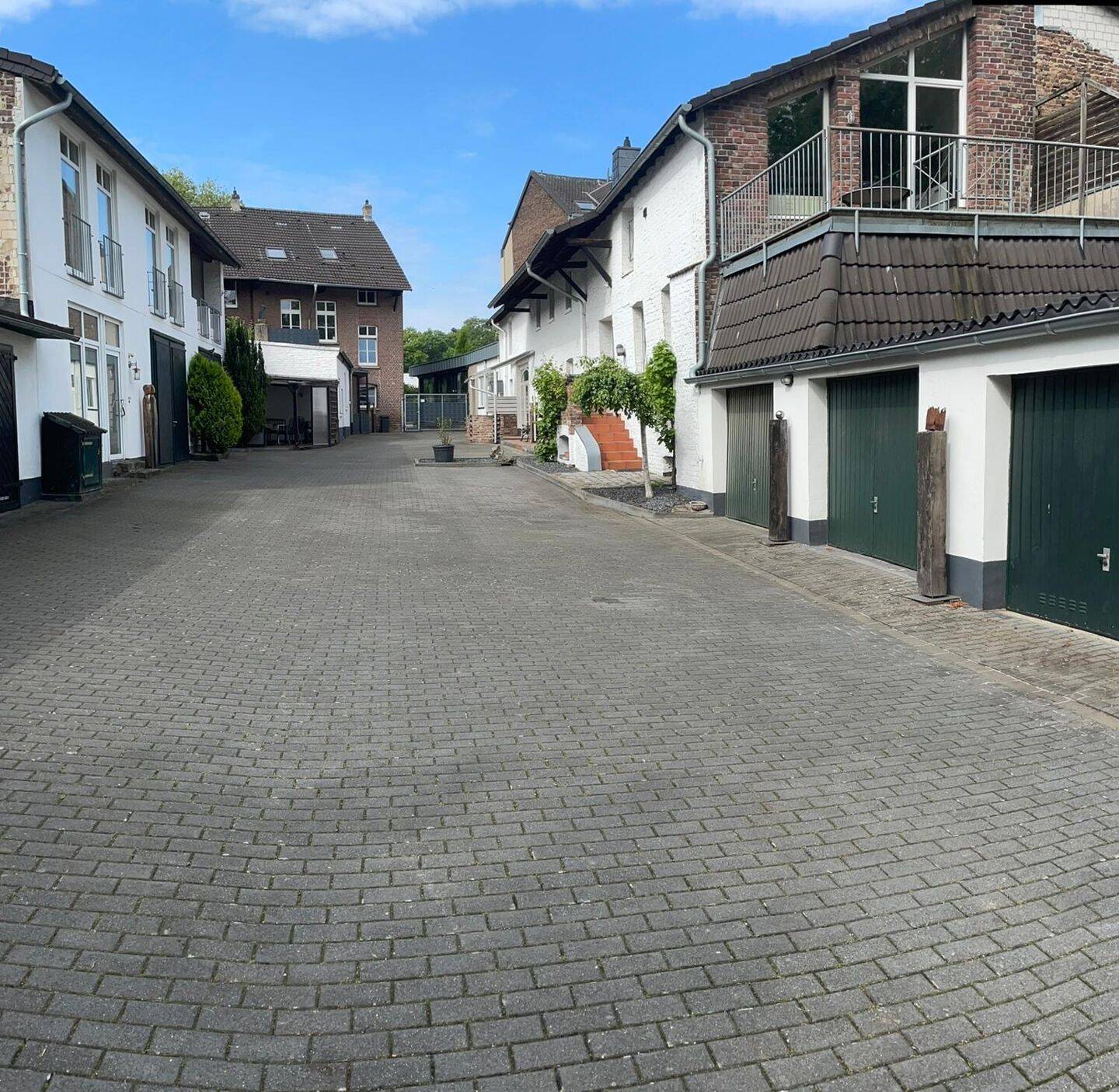 Einzigartiger Gebäudekomplex aus 8 Teilen - 90% Wohnen, 10% Gewerbe - Jahresnettokaltmiete ca. 71000 – Mönchengladbach – Vorschaubild 3