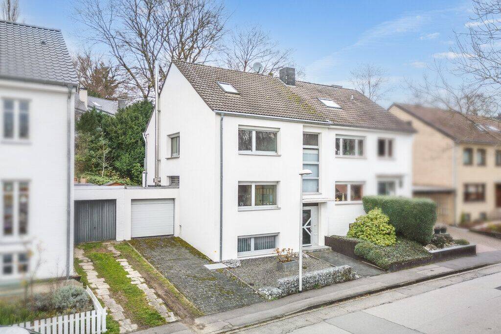 Laurensberg! Teilweise vermietetes Wohnhaus mit Garage in bevorzugter Lage