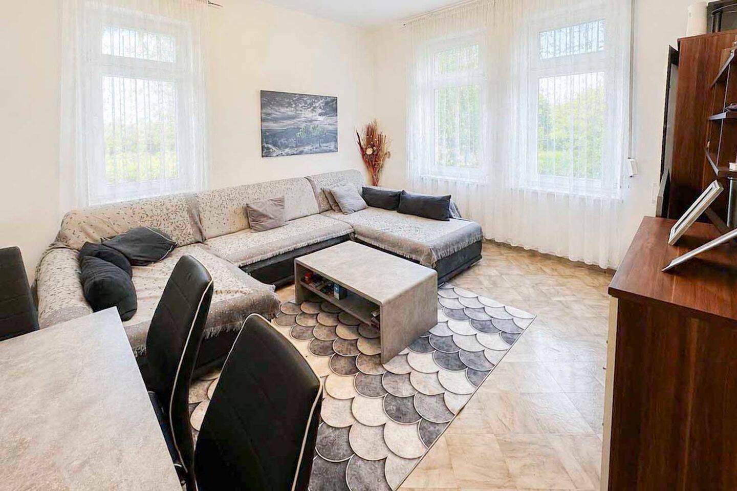 Charmante Altbauwohnung mit grünem Balkon & hohen Decken – Stuttgart – Vorschaubild 3