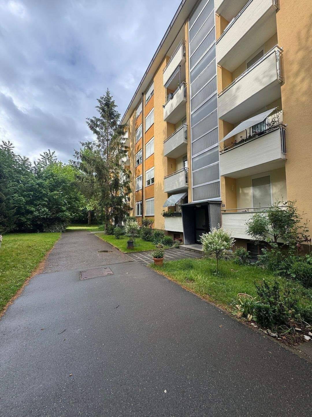 1 Zimmer mit Balkon direkt am Dutzendteich +++ mit Badewanne & Küche +++