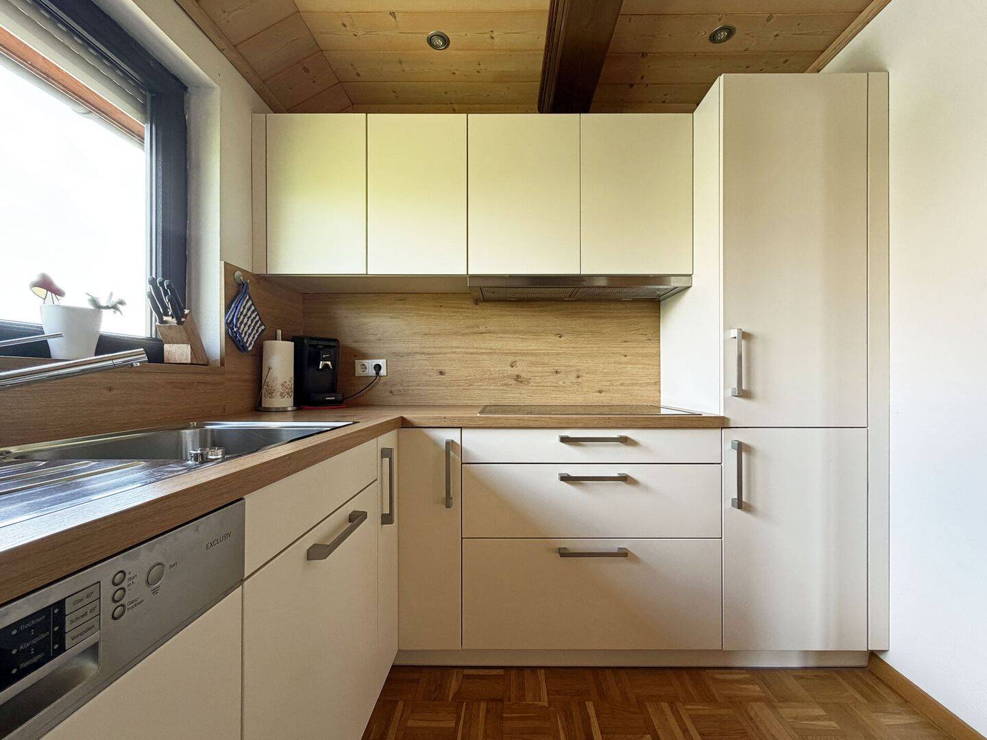 Doppelt wohnen, einfach glücklich. 2 Wohnungen. 6 Zimmer auf 163 m². Gartenoase. Terrassen. Garagen. – Aldingen – Vorschaubild 9