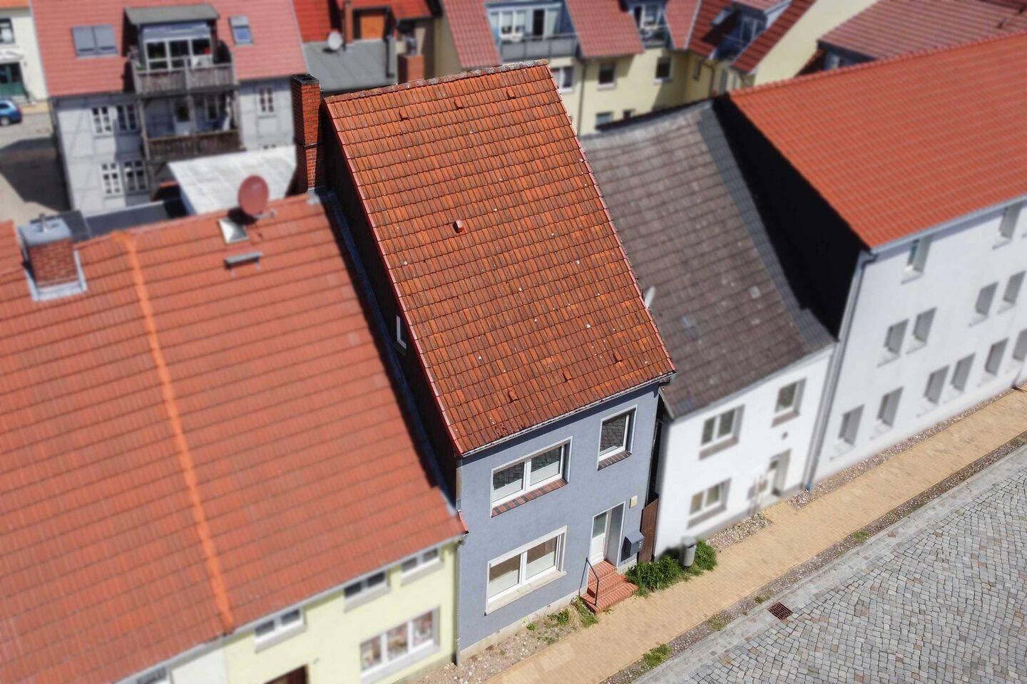 Altstadtjuwel mit Innenhof: RMH inklusive Dachterrasse, Sauna & viel Wohnfläche