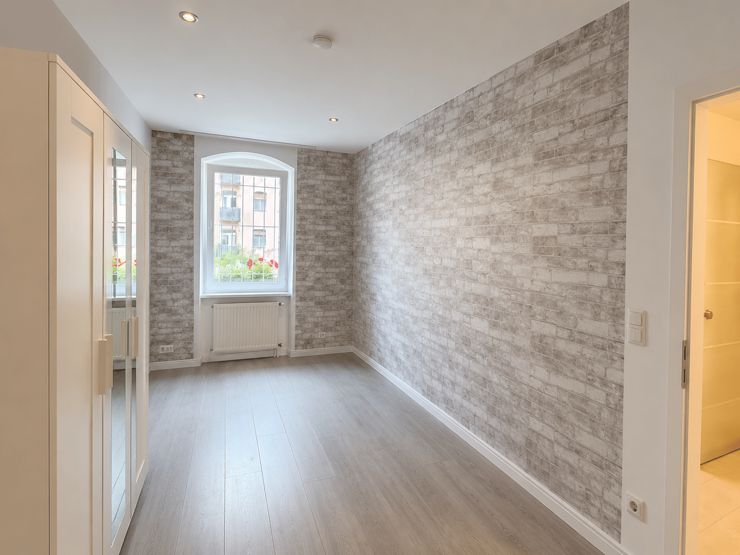 Sofort bezugsfrei: Modernisierte 4-Zimmer-Wohnung mit Balkon und Garten