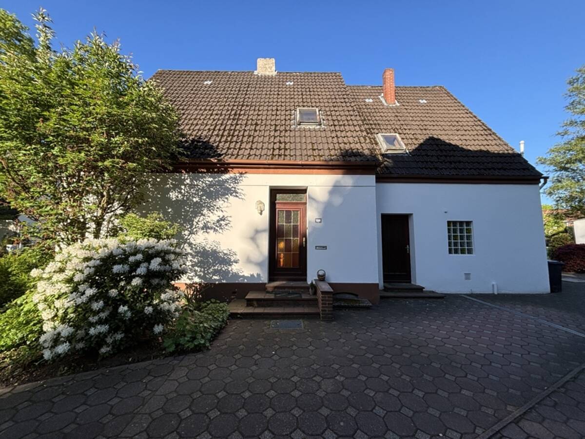 Charmantes Ein-/Zweifamilienhaus mit großem Garten in Bremen-Schönebeck - viel Potenzial! – 28757 Bremen – Bild 1 von 9