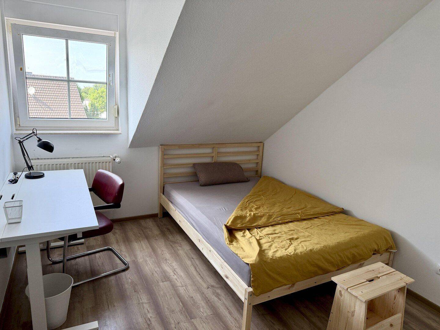 Helle neue WG Zimmer in neuer WG Flamersheim ideal für Pendler & Studenten