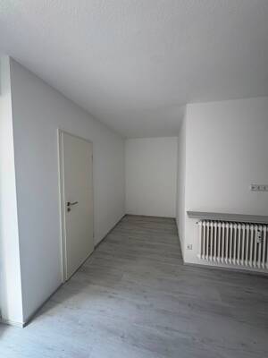 Sanierte 1-Zimmer Hochparterre Wohnung mit Balkon und Einbauküche – 90763 Fürth – Vorschaubild 3