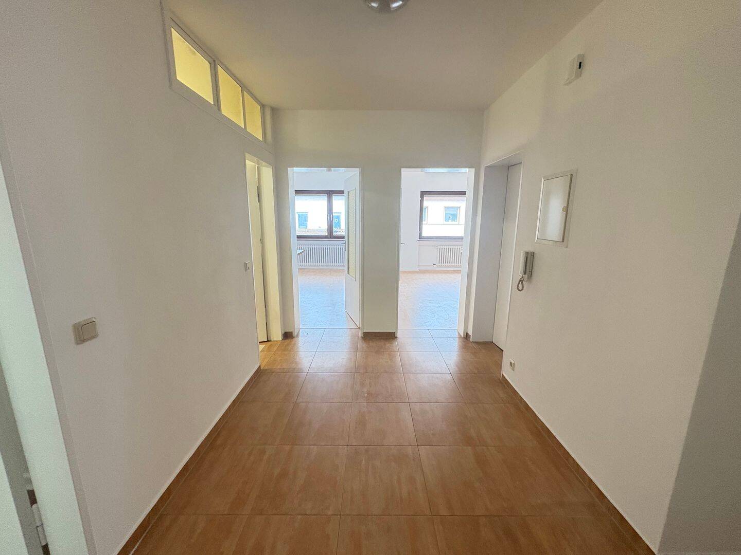 Frisch renovierte 4 ZKB Wohnung ab sofort zu vermieten !