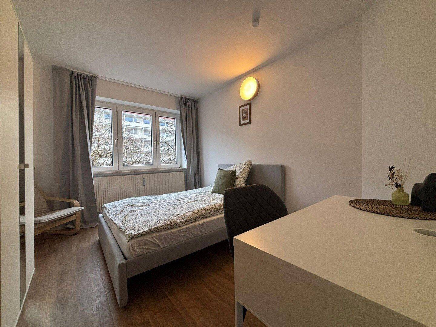 Helles Zimmer in neu gegründeter 4-Zimmer-WG - Erstbezug nach Sanierung!