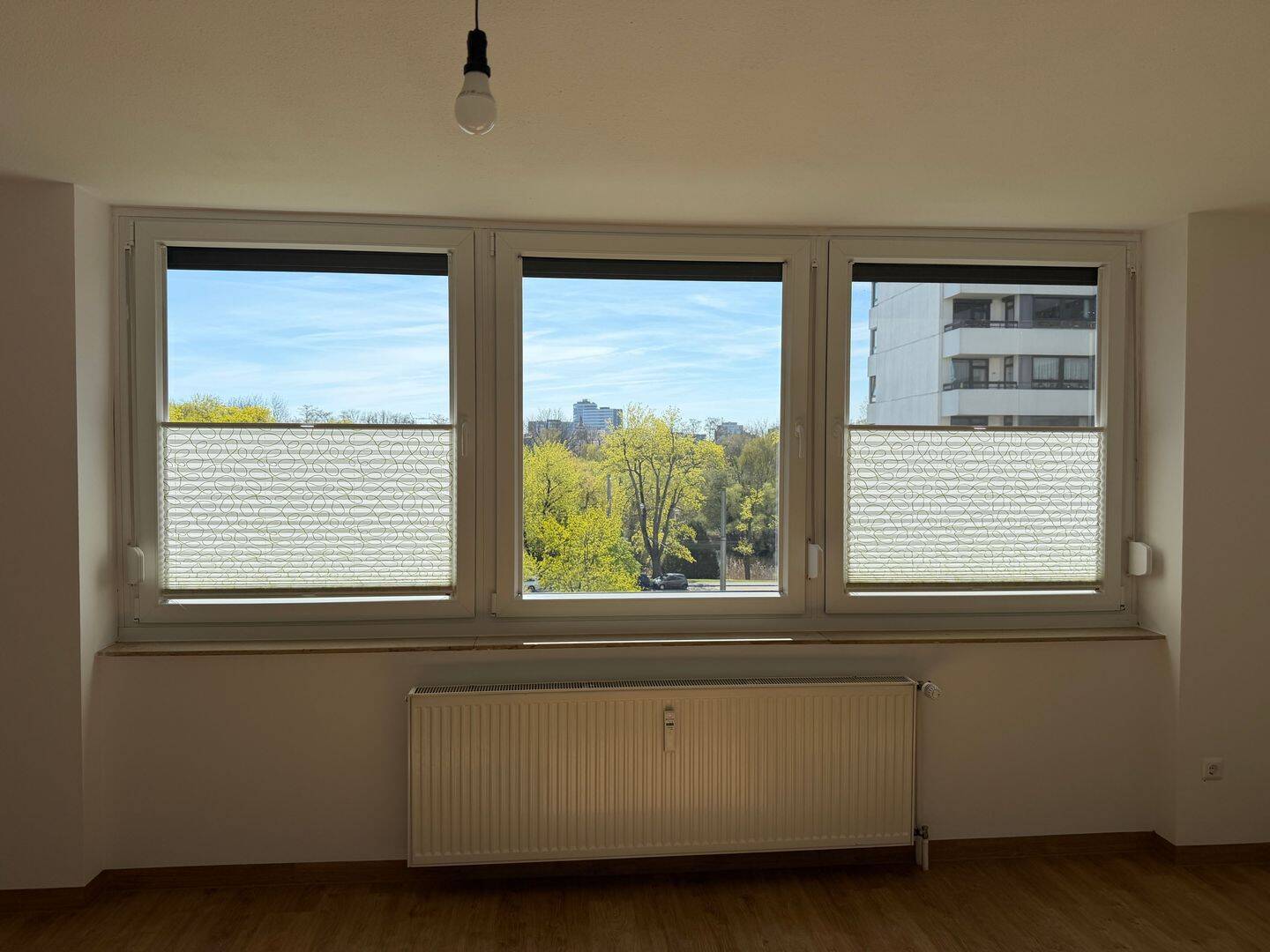 Stilvolle 2-Zimmer-Wohnung mit Balkon und Einbauküche in Nürnberg – Nürnberg – Vorschaubild 3