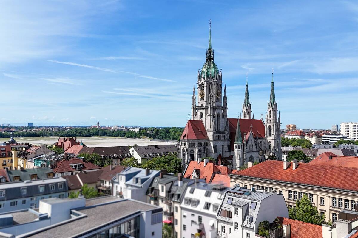 Einzelstück im Altbau. Kernsaniertes Dachgeschoss mit Blick auf St. Paul. – 80336 München – Bild 1 von 9