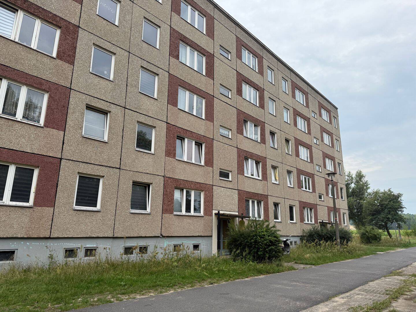 Neuhardenberg, 70 km östlich Berliner Stadtzentrum, 4 Raum, einfache Ausstattung DDR Plattenbau