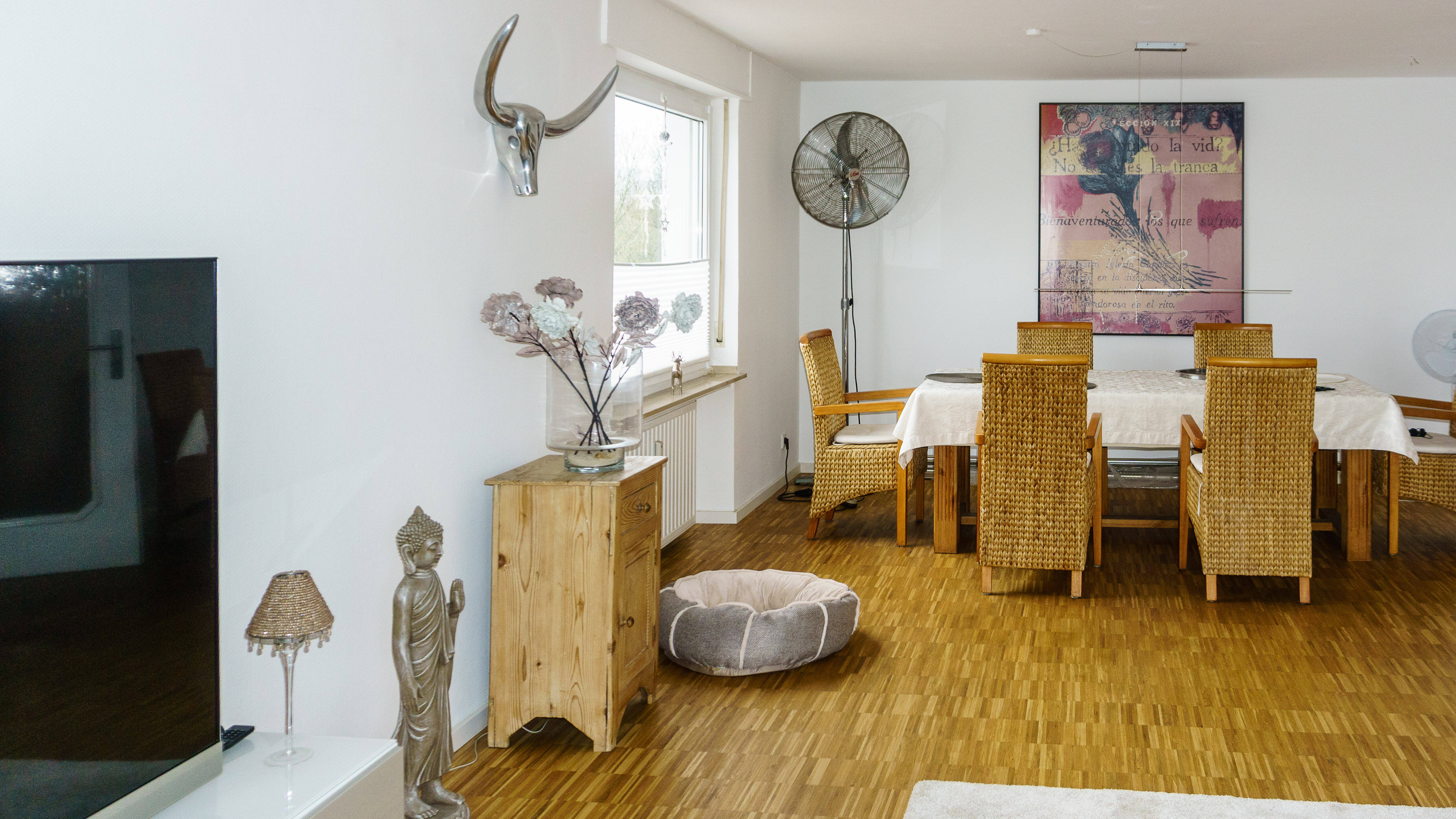Wevelinghoven: Großzügige und helle 3-Zimmer-Wohnung im Dachgeschoss mit 2 Bädern