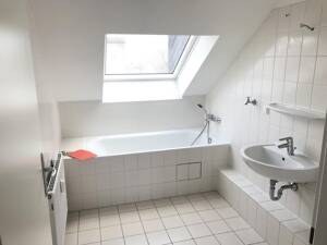 Helle Dachgeschosswohnung mit Wannenbad und Gäste-WC – 47139 Duisburg – Vorschaubild 6