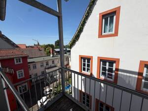 Neu sanierte 3 Raumwohnung mit Balkon in der Altstadt ab 01. September zu vermieten