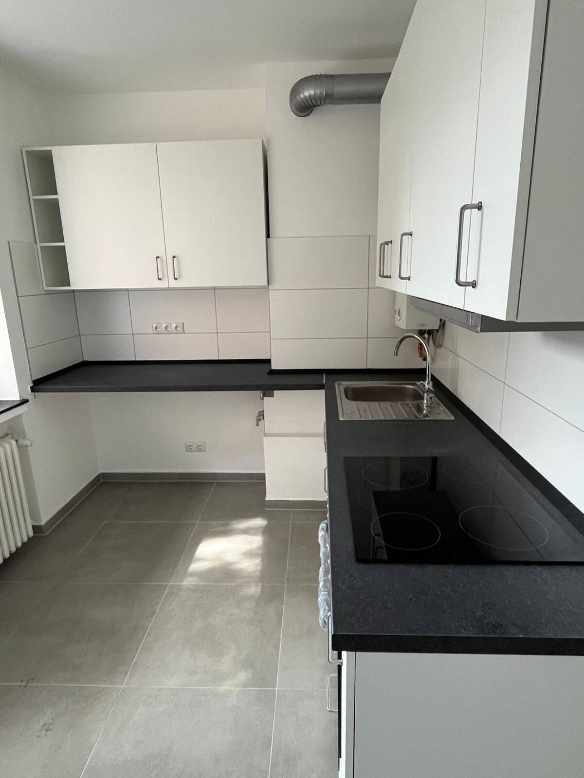 Sehr schöne kernsanierte 2-Zimmer-Wohnung mit Balkon – 27570 Bremerhaven – Bild 1 von 9