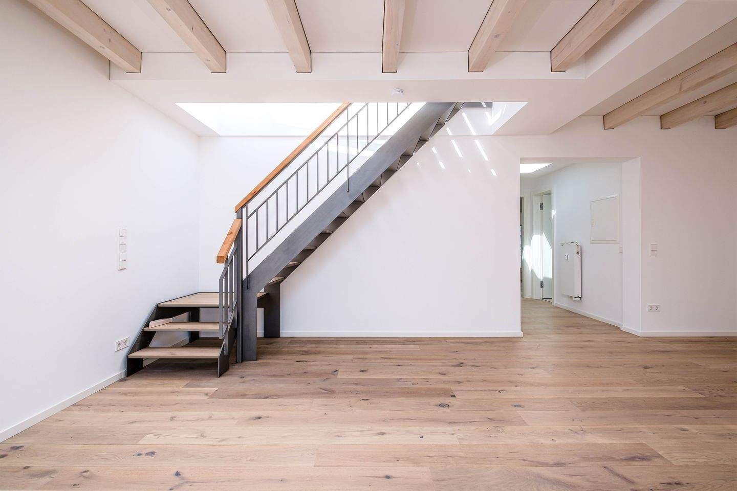 Moderne Dachgeschosswohnung und klassischer Altbau. 2-Zimmer mit Aufdachterrasse in Charlottenburg – Berlin – Vorschaubild 9