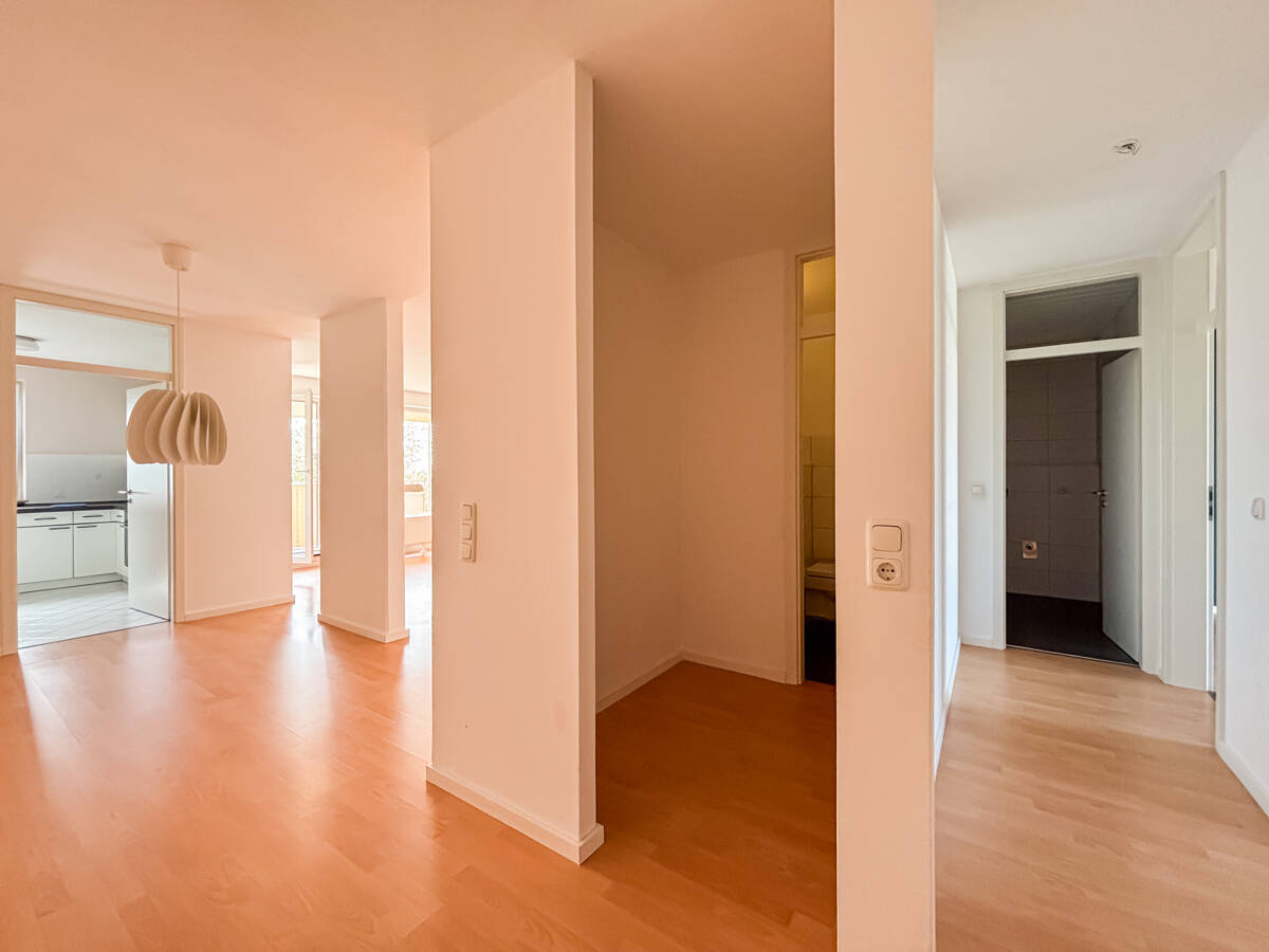 Direkt einziehen und wohlfühlen: helle 3-Zimmer-Wohnung mit Südbalkon und Tiefgarage, WI Nordenstadt – Wiesbaden – Bild 1 von 9