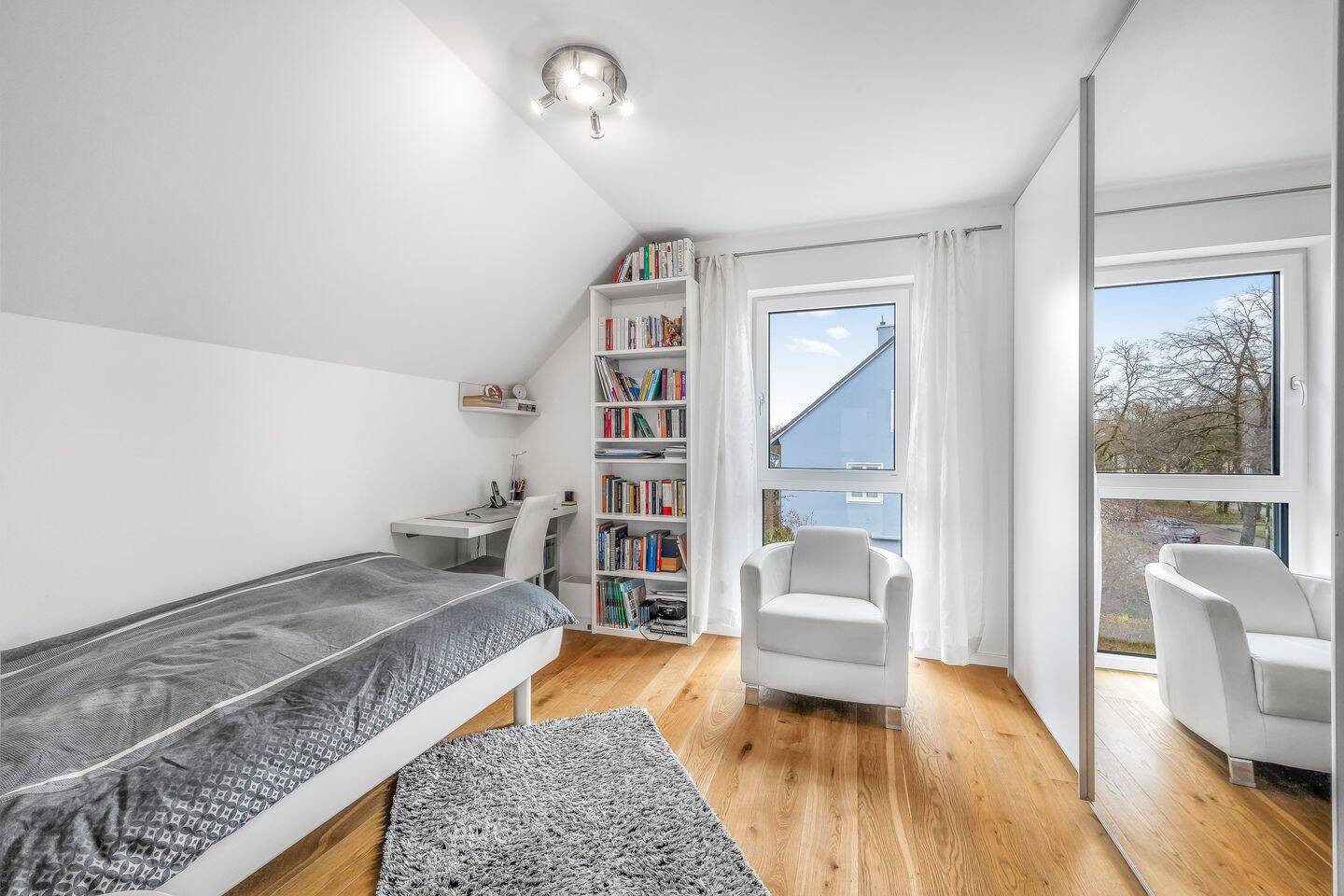 Neuwertige 3-Zimmer-Wohnung mit PV-Anlage, Wärmepumpe und sonnigem Balkon – München – Vorschaubild 2