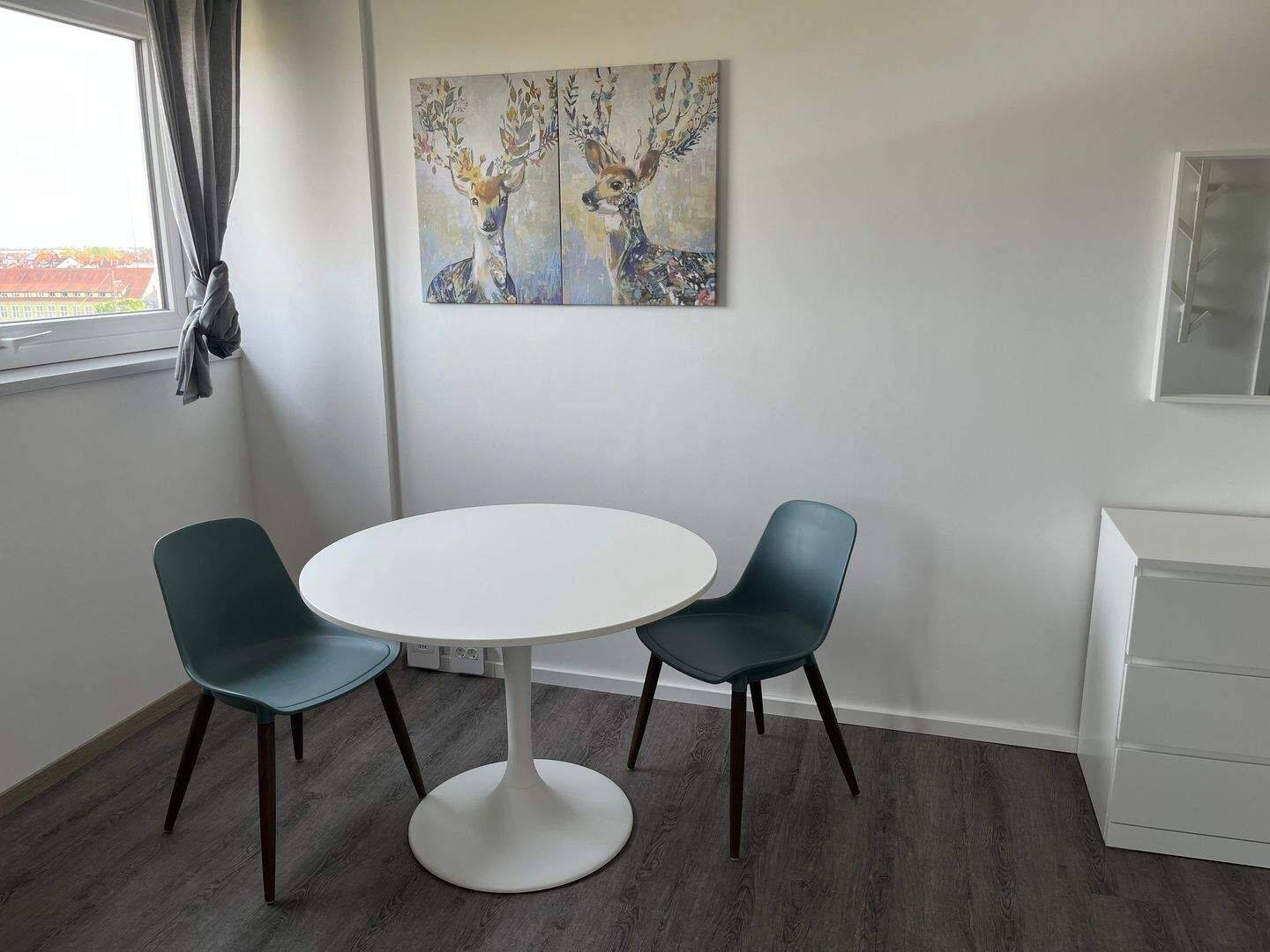 Business-Wohnen - Neu und sehr geschmackvoll möbliertes 1 Zimmer-Appartement im 8. OG mit Aufzug, Außenstellplatz oder TG-Stellplatz optional
