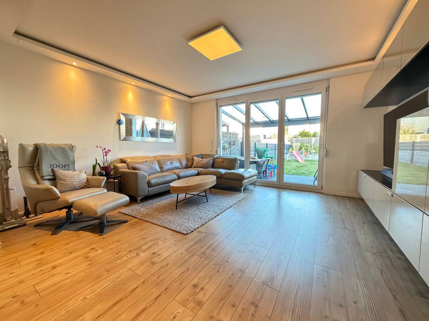 Moderne Doppelhaushälfte mit Garten, Terrasse & Garage in ruhiger Familienlage von Hanau – Hanau – Bild 1 von 9