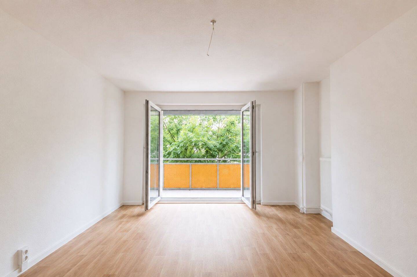Nachmieter gesucht: Schicke 2-Raum-Wohnung mit Flügeltüren