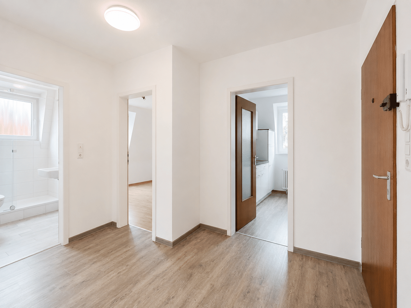 Modernisierte 3-Zimmer-Wohnung mit Balkon, Stellplatz und Einbauküche in Göttingen – Göttingen – Vorschaubild 2