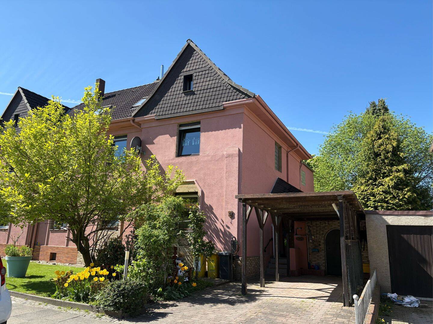 Gepflegte Doppelhaushälfte in 2 1/2 geschossiger Bauweise, mit Satteldach und Keller e