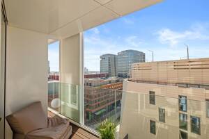 Luxus-Apartment im THE LYTE: vollmöbliert, Balkon & seitlicher Ausblick auf die Elbe – 20457 Hamburg – Vorschaubild 5