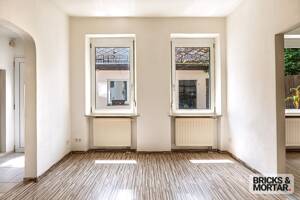 Hohe Decken, viel Licht: so wohnt es sich im Fürther Altbau: EG-Wohnung, ab sofort bezugsfrei – 90762 Fürth – Vorschaubild 1