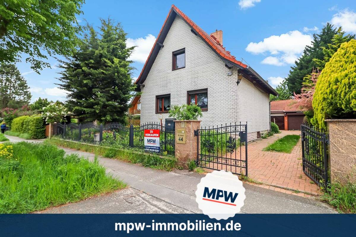 Gestalten Sie Ihr Traumhaus: Haus mit Keller & viel Entwicklungspotenzial – 13057 Berlin – Bild 1 von 9